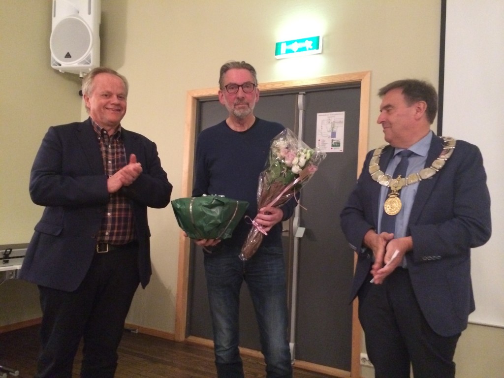Leder i idrettsrådet, Lars Enevoldsen, sammen med Torfinn Edland og ordfører Reinert Kverneland. (Foto: Trond Tveit)